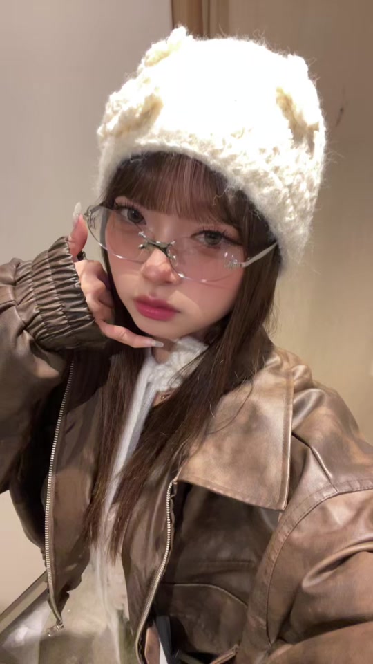 グラデーショングレーのミラーレンズを備えたシルバーのエンブレ